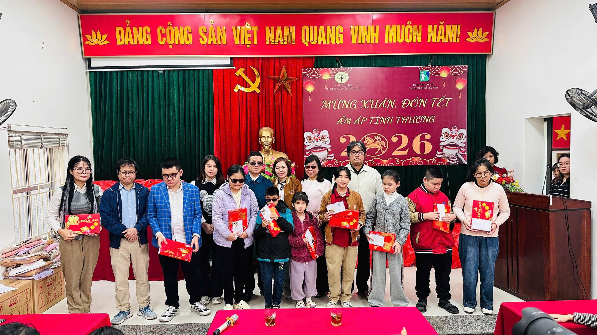 Mang Tết sớm đến với trẻ em khiếm thị Hà Nội